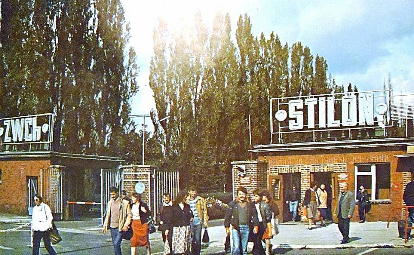 Fot. 5. Biuro przepustek i brama wjazdowa ZWCh „Stilon” od ul. Pomorskiej.